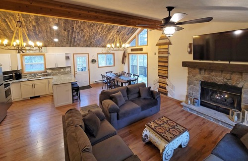 Albrightsville House | Log Landing Lodge-Loaded Luxury 6 Bedroom Home w/Hot Tub & Linens