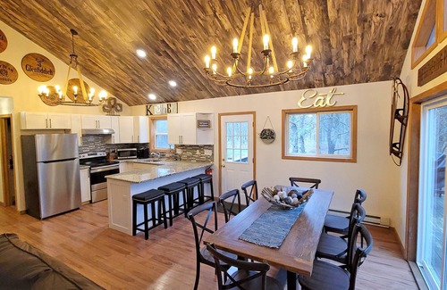 Albrightsville House | Log Landing Lodge-Loaded Luxury 6 Bedroom Home w/Hot Tub & Linens