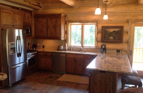 Cle Elum Cabin | Log sanctuary w/hot tub walking distance to Lake Cle Elum game room & deck views
