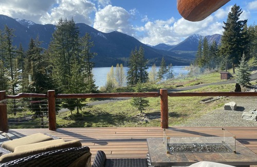 Cle Elum Cabin | Log sanctuary w/hot tub walking distance to Lake Cle Elum game room & deck views