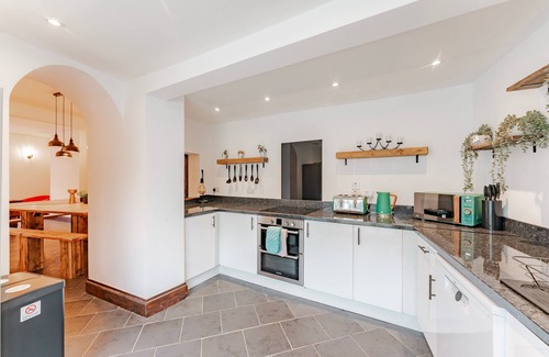 Great Yarmouth Bed & Breakfast | Logan Lodge: Seaside townhouse for chilled - out large groups