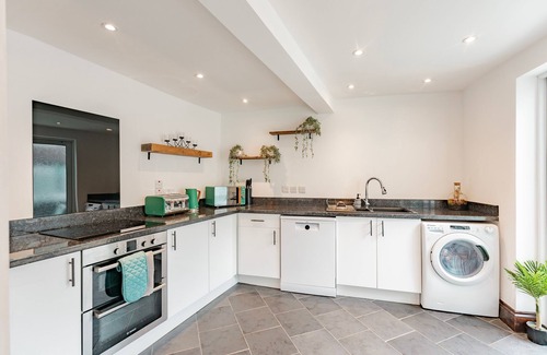 Great Yarmouth Bed & Breakfast | Logan Lodge: Seaside townhouse for chilled - out large groups