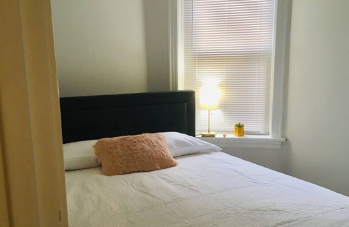Logan Square Apartment | Logan Square 2 BR/1 BA-modern, near METRA