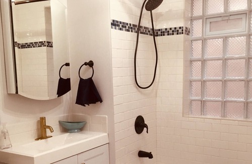 Logan Square Apartment | Logan Square 2 BR/1 BA-modern, near METRA