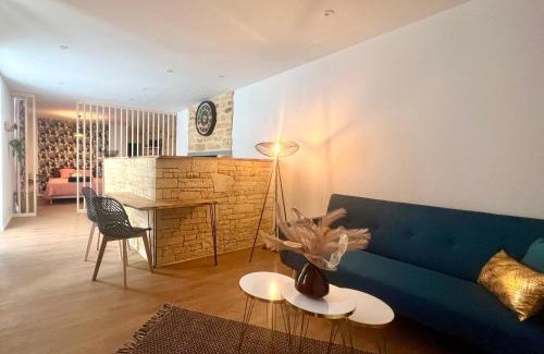 Sarlat-la-Caneda Apartment | Logement entier, Studio 131, à Sarlat centre, avec spa, parking privé et à 15min à pied de la cité médiévale