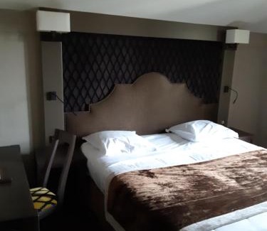Aix-les-Bains Hotel | Logis Auberge Saint Simond