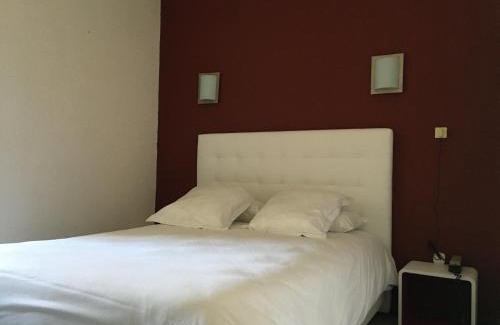 Roquemaure Hotel | Logis Hôtel Le Clement V