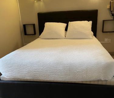 Roquemaure Hotel | Logis Hôtel Le Clement V