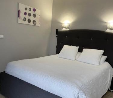 Roquemaure Hotel | Logis Hôtel Le Clement V