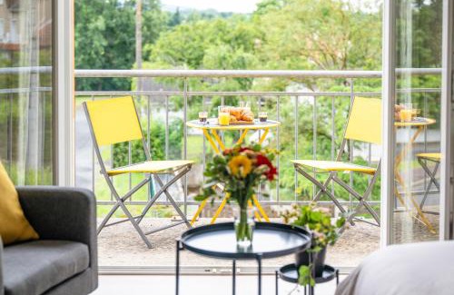 Chatellerault Apartment | Logis Verde à 5 min de l'autoroute A10, balcon & parking privé