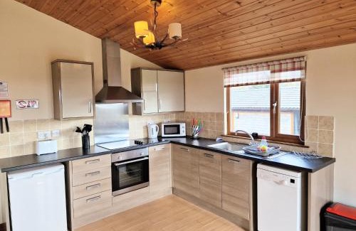 Kelty Ski Chalet | Lomond 5 with Private Hot Tub - Fife - Loch Leven - Lomond Hills - Pet Friendly
