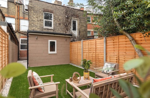 Grove Green Apartment | London Cosy 2 bedroom house with Garden