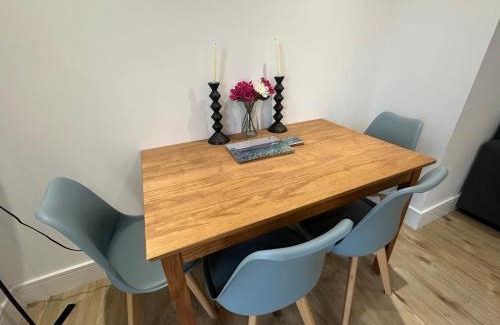 Luton Apartment | London Luton Airport Luxury Midland Apartments - GATED PARKING - Balcony - Sleeps 4