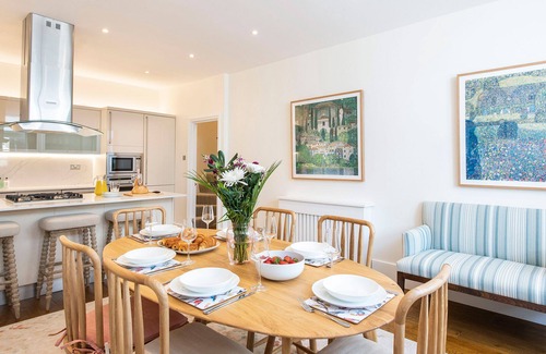 South Kensington House | London Perfect, three level home, balcony, quiet neighborhood, Kensington