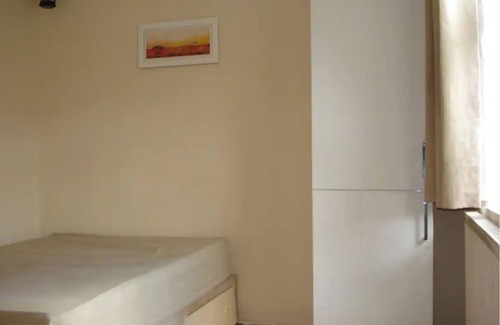 Grove Green Bed & Breakfast | London Smart Economy Single near Metro Central Line
