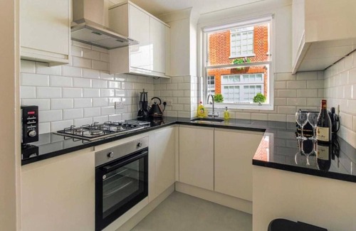 Courtfield House | London South Kensington Luxury 4-Bed Mews House + Free Parking