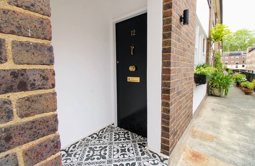 Courtfield House | London South Kensington Luxury 4-Bed Mews House + Free Parking