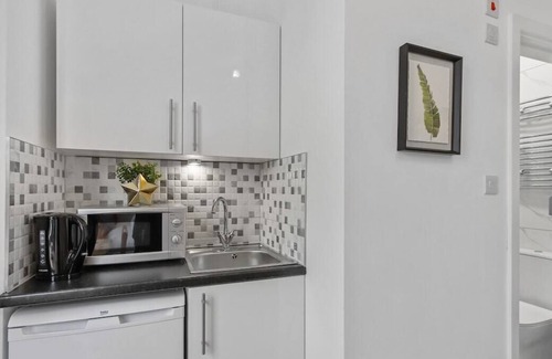 Dormers Wells Apartment | London Studio 5 Short Stay
