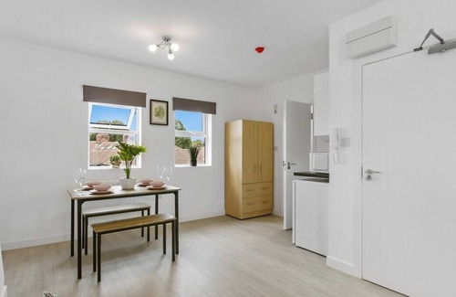 Dormers Wells Apartment | London Studio 6 Short Stay