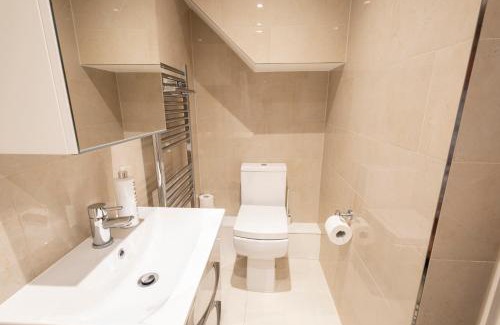 Edgware Apartment | London VEGETARIAN Smoke & Pet Free En-suite with EV parking