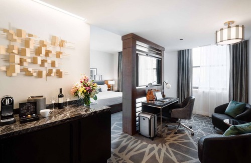 Downtown Chicago Hotel | LondonHouse Chicago, Curio Collection by Hilton