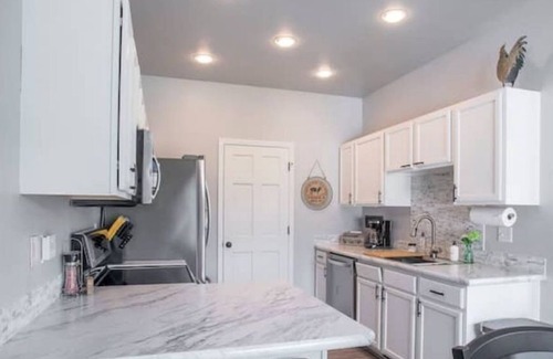 Kalispell House | Lone Pine Retreat - 3BR 3BA - With Hot Tub