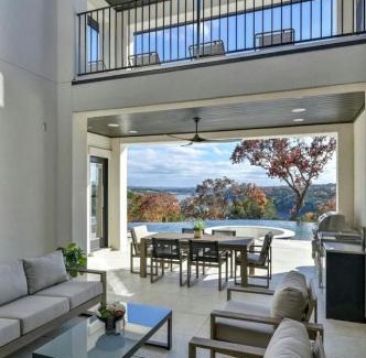 Leander House | Lone Star Luxe Luxury Getaway On Lake Travis