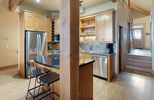 Big White Ski Resort House | Lonestar | Private Hot Tub & Ski In/Ski Out