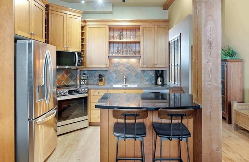 Big White Ski Resort House | Lonestar | Private Hot Tub & Ski In/Ski Out