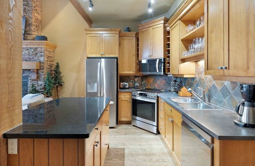 Big White Ski Resort House | Lonestar | Private Hot Tub & Ski In/Ski Out