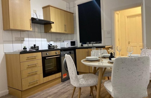Lincoln House | Long Stays Welcome 3BR House W/Parking Near Lincoln City Centre