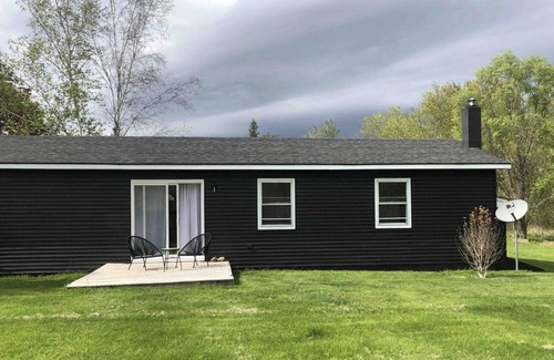 Hudson House | Long term or short term furnished peppercorn cottage!