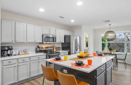 Marble Falls House | Long-Term Stays Only | 29 Night Mins | Walk to MF
