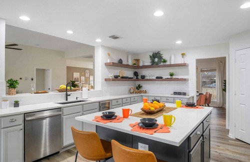 Marble Falls House | Long-Term Stays Only | 29 Night Mins | Walk to MF