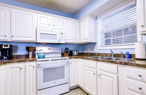 Colonial Charters Condo | Longs Condo w/ Golf Course Access ~ 6 Mi to Beach!