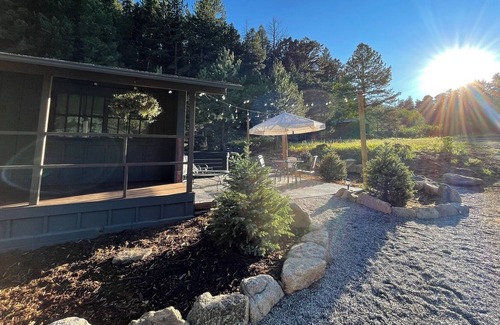Lyons Apartment | Longs Peak Lodge Room @ Ferncliff Ranch & Resort