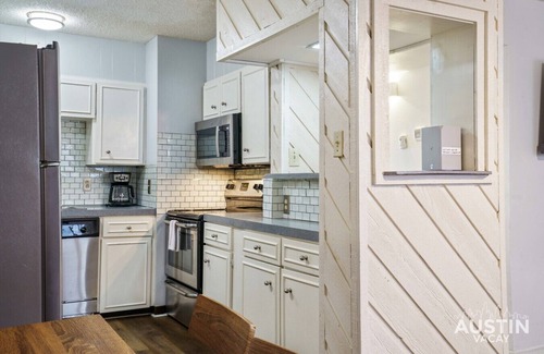 West Campus Apartment | Longview St #104 xxx