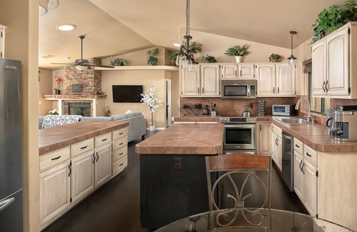 Hidden Valley Ranch House | LOOK NO FURTHER-4,000sf Hillside with Views TV's & Pool Table