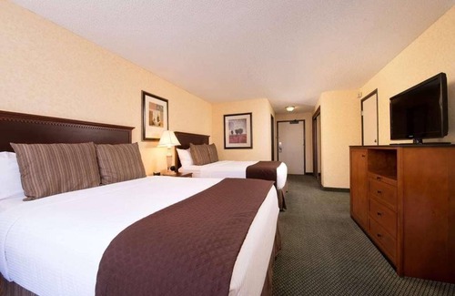 Port Angeles Resort | Look No Further! 4 Classy Units, Outdoor Pool, FREE Parking, Pets Allowed!