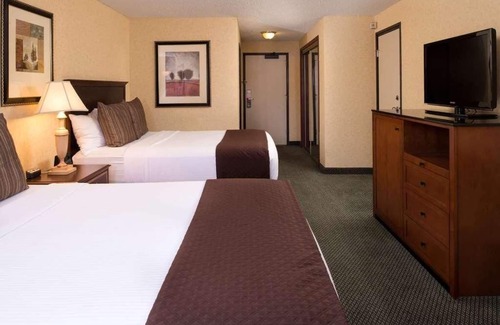 Port Angeles Resort | Look No Further! Outdoor Pool, Pets Allowed, Near Valley Creek Estuary Park!
