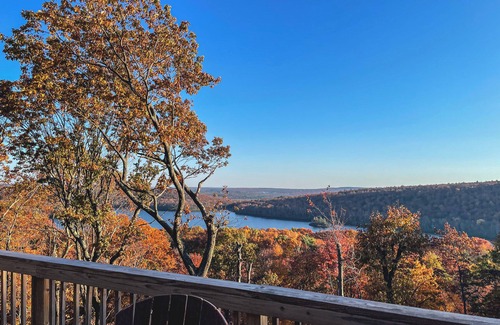 Lake Harmony Estates Ski Chalet | Look Out Lodge, Near JFBB & Jim Thorpe with Spectacular Lake and Mountain Views!