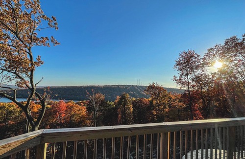 Lake Harmony Estates Ski Chalet | Look Out Lodge, Near JFBB & Jim Thorpe with Spectacular Lake and Mountain Views!