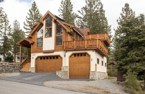 Kings Beach House | Look Out Lodge - On North Shore w Lake View, Hot Tub, Pool Table and Pet Friendly