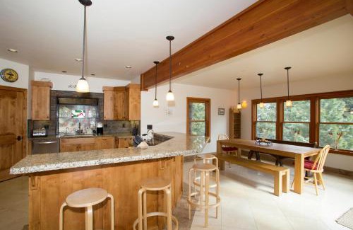 Kings Beach House | Look Out Lodge - On North Shore w Lake View, Hot Tub, Pool Table and Pet Friendly