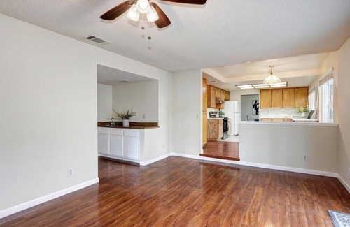 Southwestern Sacramento House | Looking for a vacation? Here you Go! Terrific Family Home with 4 Spacious Bed!