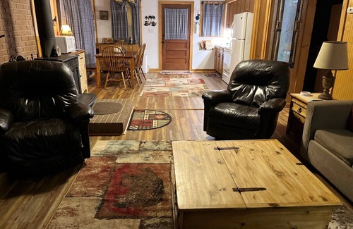 Franklin Cabin | Looking for some R & R our Peaceful Mountain Retreat is your spot!