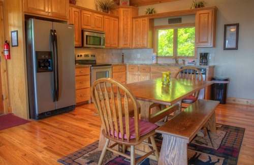 Helen Cabin | Lookout Pointe | 2BR Retreat with Spectacular Mtn Views and Hot Tub Near Helen