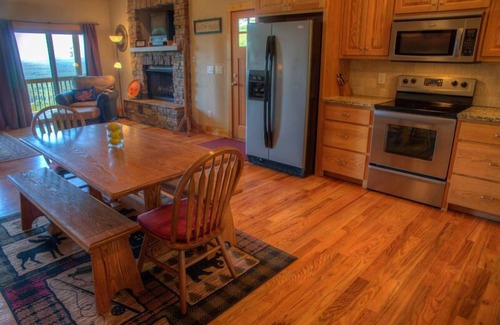Helen Cabin | Lookout Pointe | 2BR Retreat with Spectacular Mtn Views and Hot Tub Near Helen