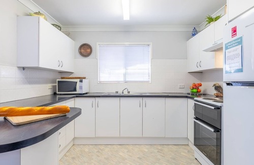 Shoal Bay Apartment | Lorikeet Retreat, 2/117 Tomaree Rd - Pet Friendly, Air Conditioned Holiday House