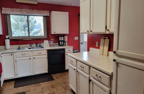 Gardiner Apartment | Lost Pines Guesthouse - Beautiful views and only 5 minutes to Yellowstone Park